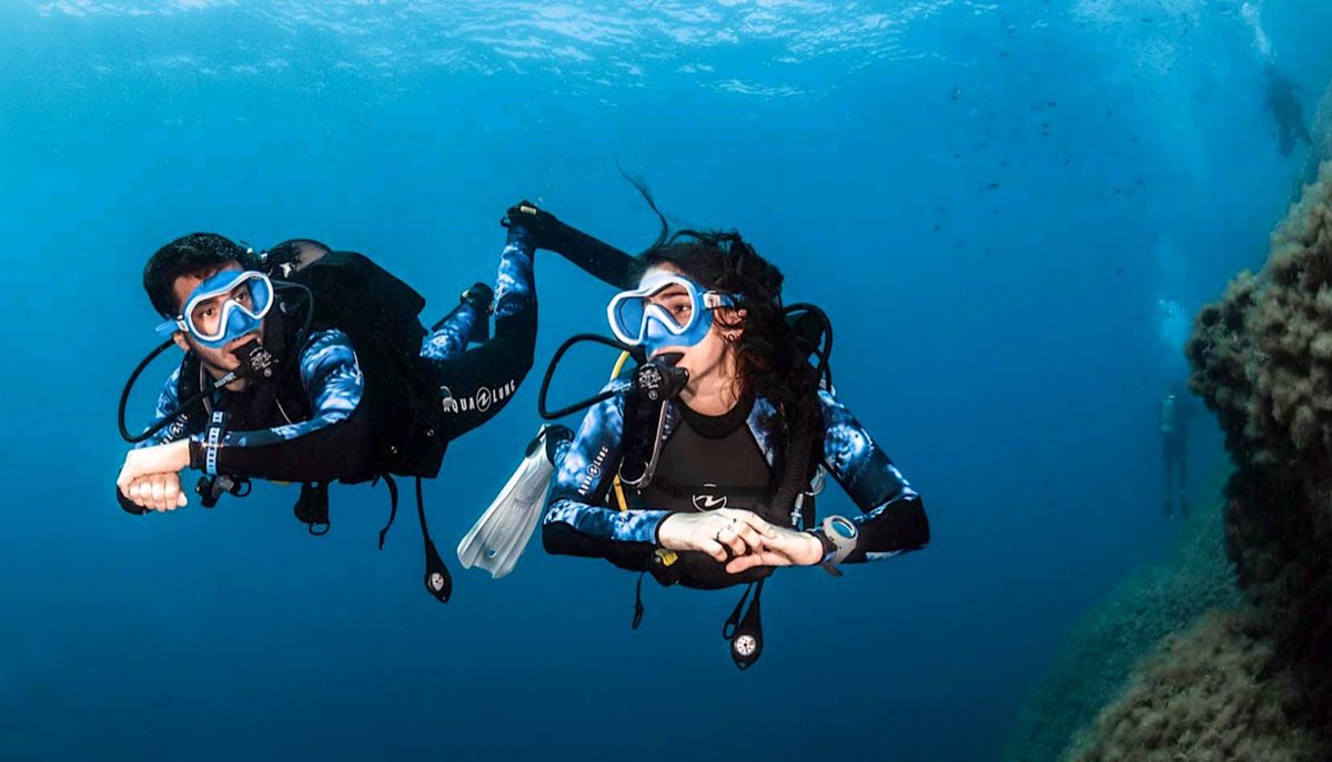 Divers descending