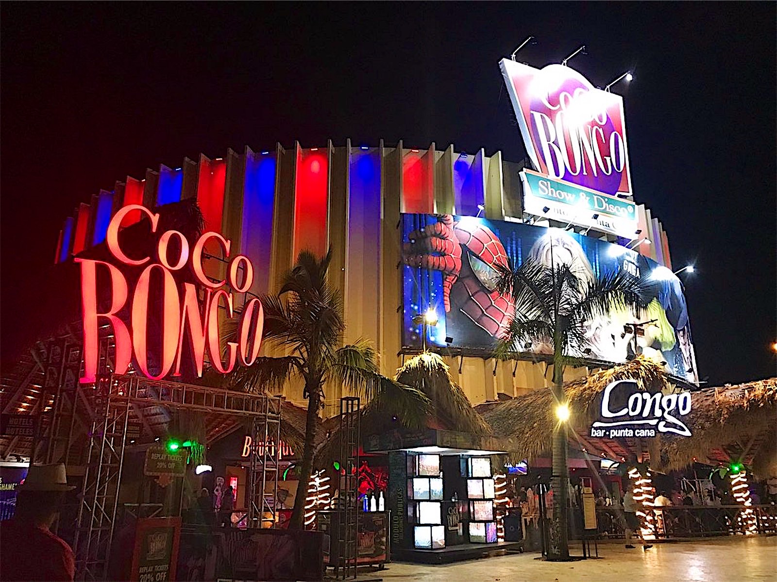 Acrobats performing at Coco Bongo